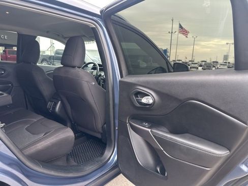 Used 2020 Jeep Cherokee Latitude w/ Cold Weather Group image 15