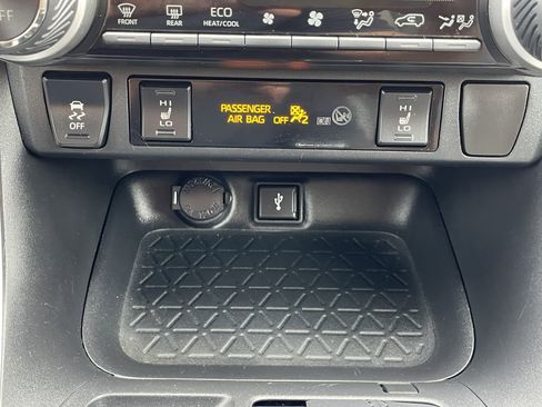 Used 2021 Toyota RAV4 XLE Premium image 28