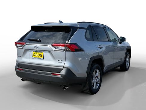 Used 2025 Toyota RAV4 XLE AWD/4WD image 5