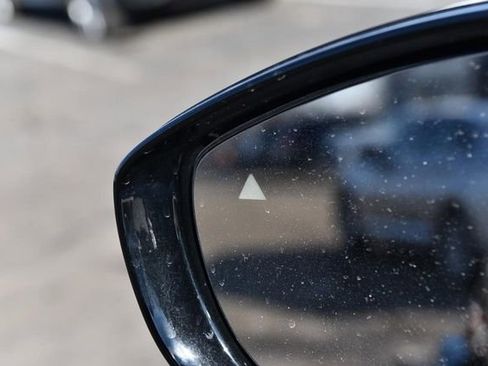 Used 2024 Chrysler Pacifica Select image 10