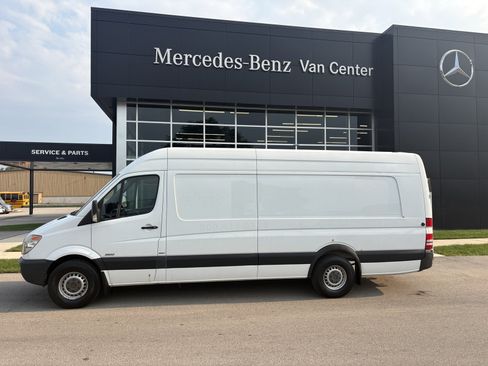Used 2010 Freightliner Sprinter 2500 RWD image 1