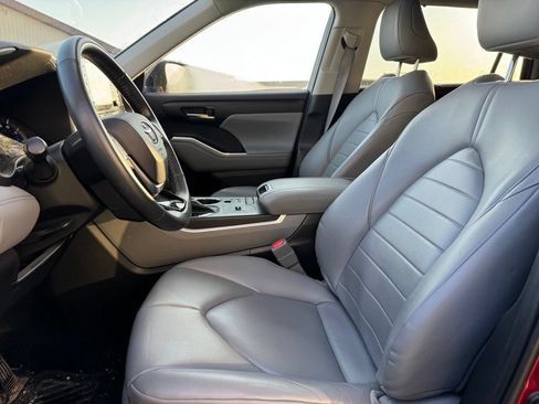 Used 2021 Toyota Highlander XLE AWD/4WD image 4