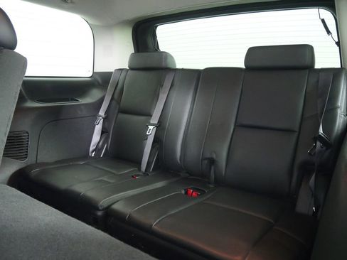 Used 2010 Cadillac Escalade AWD image 16