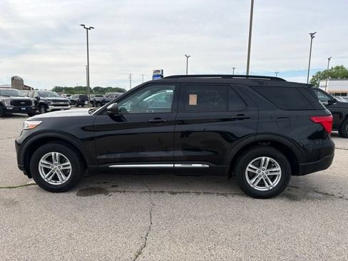 Used 2024 Ford Explorer XLT w/ Equipment Group 202A AWD/4WD image 2