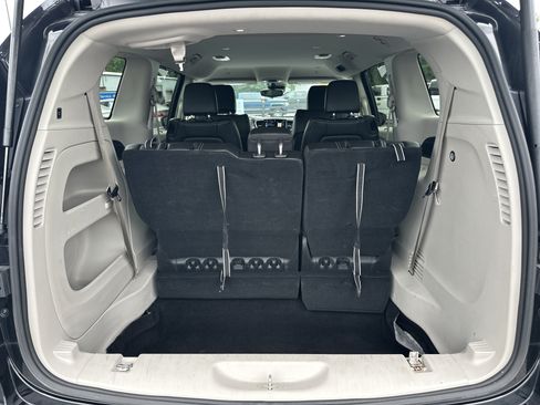 Used 2024 Chrysler Pacifica Touring-L FWD image 18