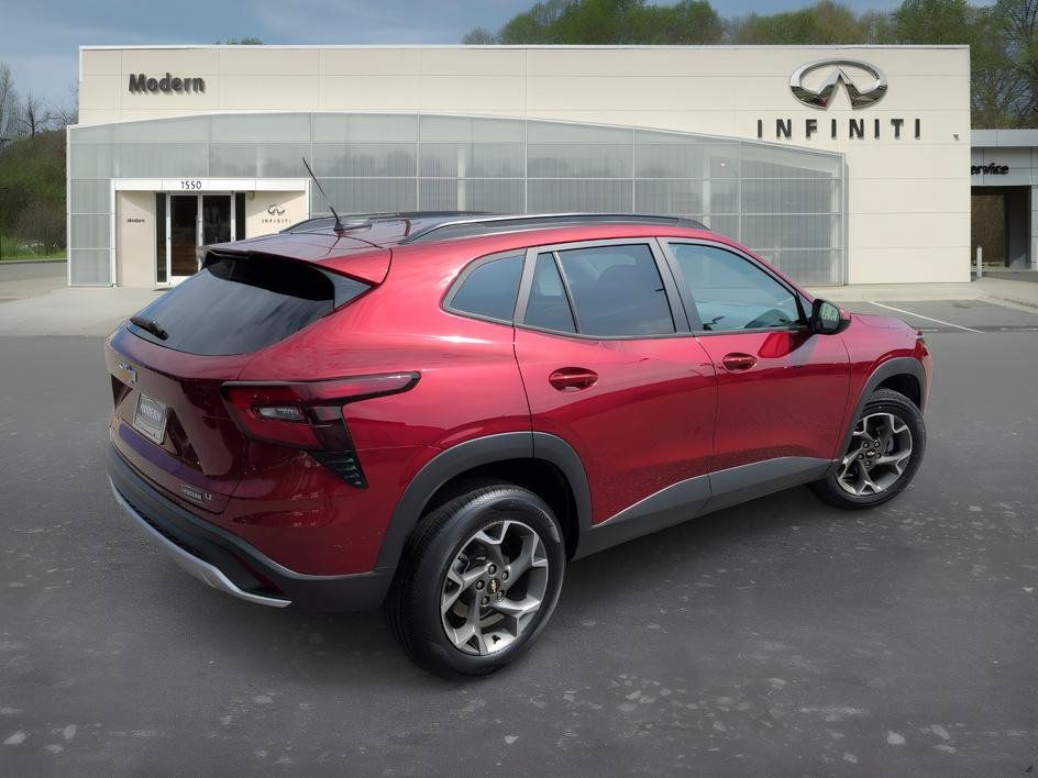 Used 2025 Chevrolet Trax LT w/ LT Convenience Package FWD image 4