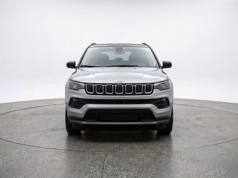 Used 2025 Jeep Compass Limited AWD/4WD image 2