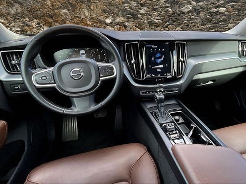 Used 2019 Volvo XC60 T6 Momentum w/ Multimedia Package image 14