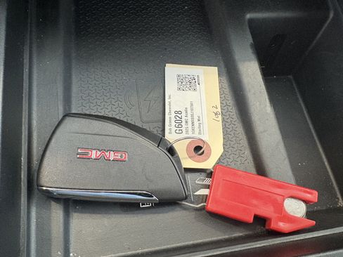 Used 2025 GMC Acadia Elevation image 17