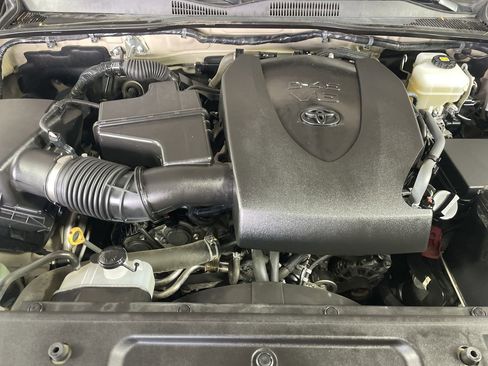 Used 2019 Toyota Tacoma TRD Off-Road AWD/4WD image 10