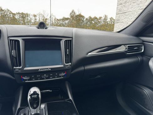 Used 2018 Maserati Levante image 34