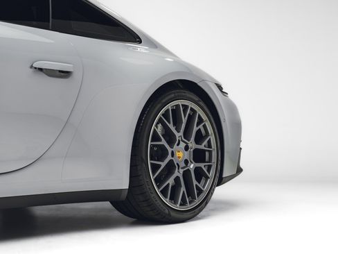 Used 2025 Porsche 911 Carrera RWD image 15