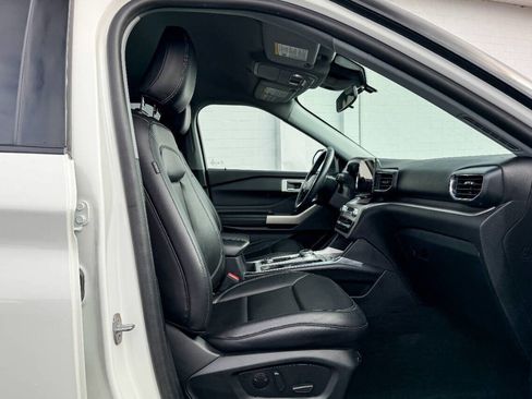 Used 2022 Ford Explorer XLT w/ Equipment Group 202A image 10