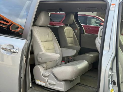 Used 2016 Toyota Sienna Limited image 22