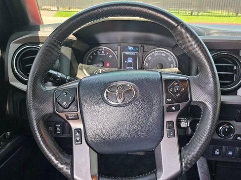 Used 2022 Toyota Tacoma TRD Off-Road AWD/4WD image 27