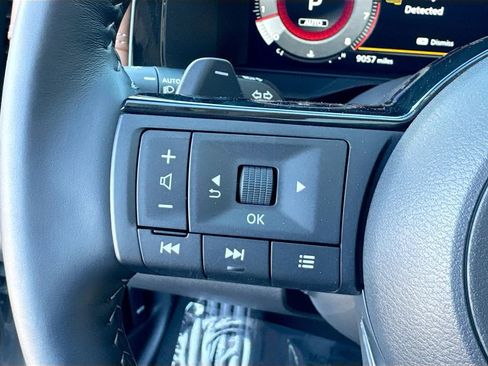 Used 2025 Nissan Pathfinder Platinum image 8