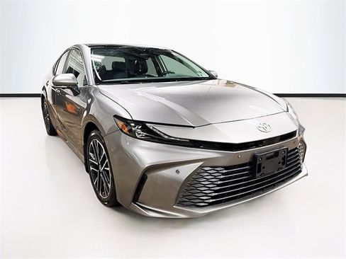 Used 2025 Toyota Camry XLE image 1