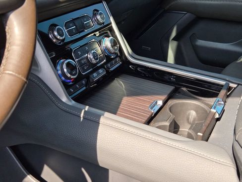 Used 2022 GMC Yukon Denali RWD image 9