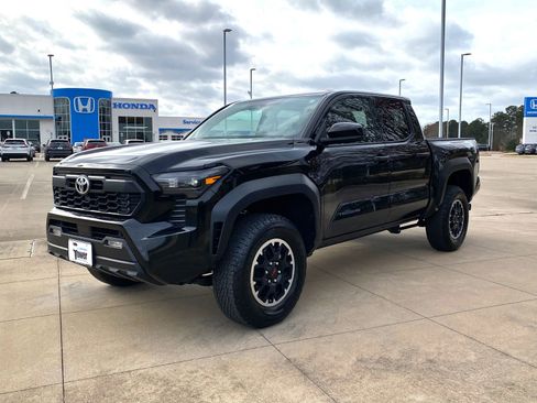 Used 2025 Toyota Tacoma TRD Off-Road image 3