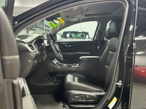 Certified 2023 GMC Acadia SLT w/ Preferred Package image 13