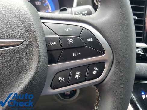 Used 2024 Chrysler Pacifica Touring-L FWD image 22