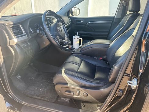 Used 2017 Toyota Highlander SE image 3