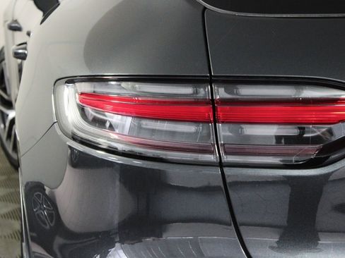 Used 2025 Porsche Macan image 12