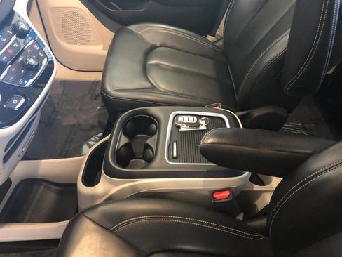 Used 2023 Chrysler Pacifica Touring-L image 7