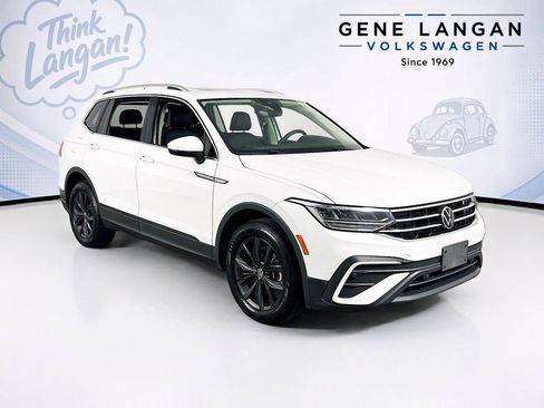 Certified 2024 Volkswagen Tiguan SE w/ Panoramic Sunroof Package AWD/4WD image 3