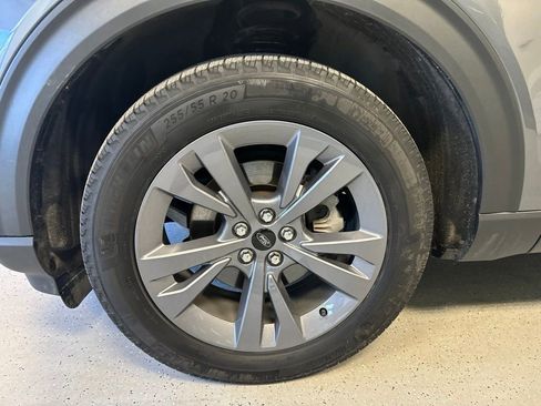 Used 2023 Ford Explorer XLT w/ Equipment Group 202A AWD/4WD image 19