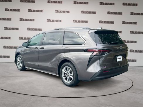 Used 2024 Toyota Sienna XLE image 3