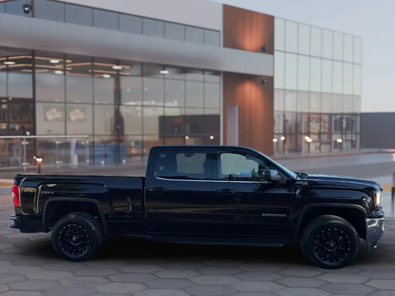 Used 2018 GMC Sierra 1500 SLE w/ Suspension Package, Off-Road AWD/4WD image 7