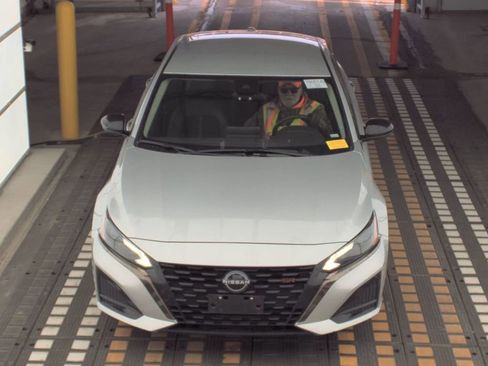 Used 2024 Nissan Altima 2.5 SR image 2