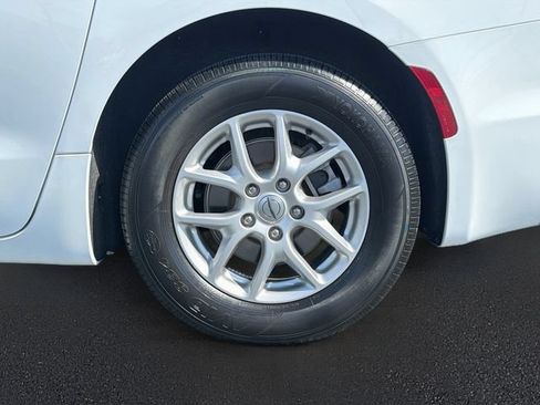 Used 2025 Chrysler Pacifica Select FWD image 32