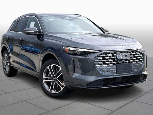 Used 2025 Audi Q5 Premium w/ Convenience Package image 2