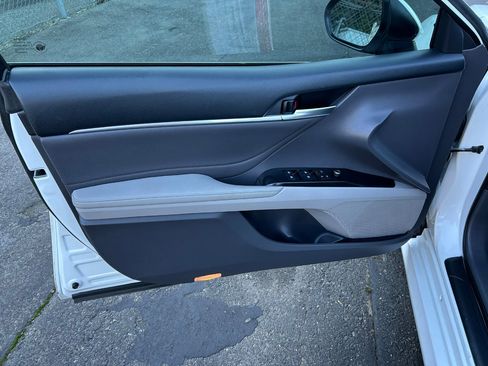 Used 2018 Toyota Camry XLE image 10