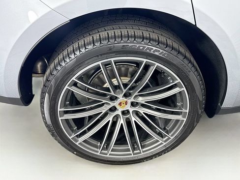 Used 2026 Porsche Macan AWD/4WD image 34