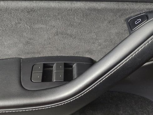 Used 2022 Tesla Model Y Long Range image 11