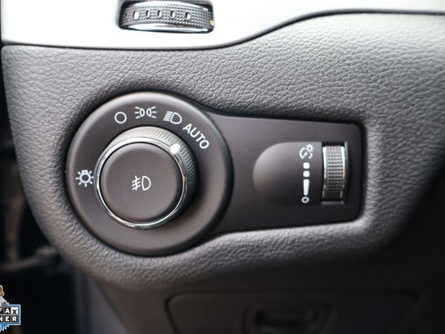 Used 2022 Jeep Cherokee Latitude AWD/4WD image 14
