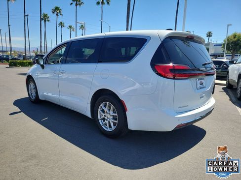 Used 2024 Chrysler Pacifica Touring-L FWD image 3