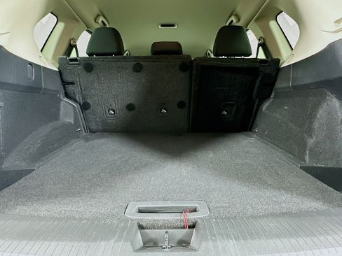 Used 2023 Nissan Rogue S image 28