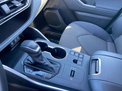 Used 2025 Toyota Highlander LE image 43