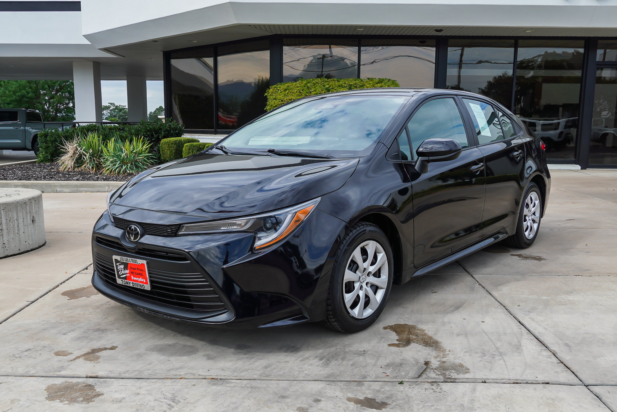 Used 2025 Toyota Corolla LE FWD image 4