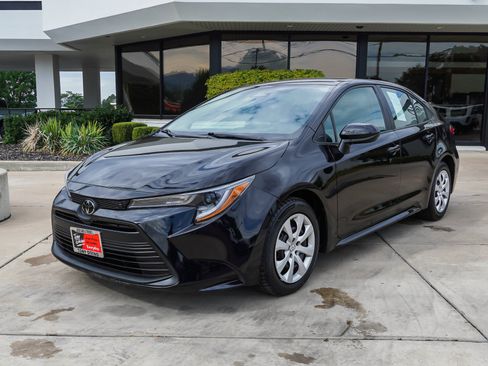 Used 2025 Toyota Corolla LE FWD image 4