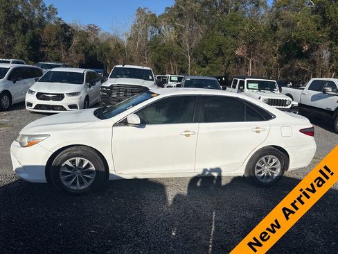 Used 2017 Toyota Camry LE image 2