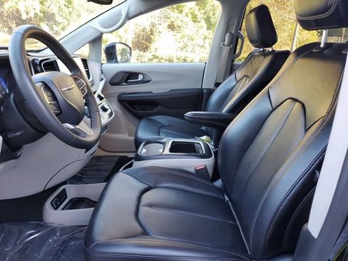 Used 2024 Chrysler Pacifica Touring-L image 18