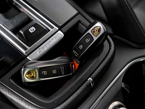 Used 2022 Porsche Cayenne S image 16