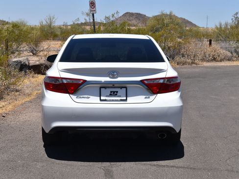 Used 2017 Toyota Camry SE w/ Moonroof Package FWD image 4