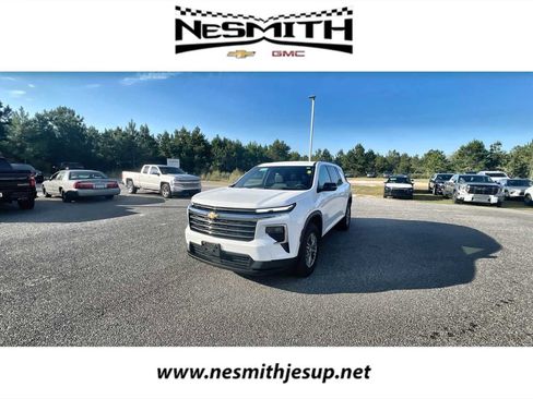 Used 2025 Chevrolet Traverse LT image 1