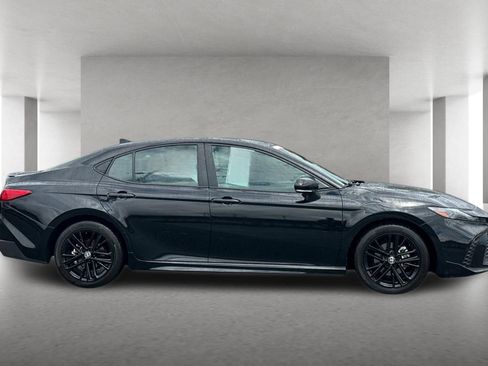 Used 2025 Toyota Camry SE image 3